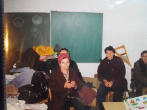 Kleding uitdelen in de school (2)