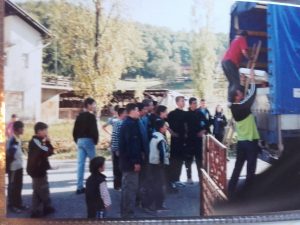 Truck uitladen bij school